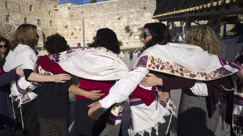 Mujeres con chales de oración cantan mientras caminan hacia la sección reservada para ellas del Muro de las Lamentaciones, en Jerusalén. EFE / EPA / JIM HOLLANDER