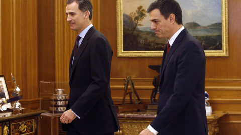 El rey Felipe VI recibe en audiencia en el Palacio de la Zarzuela al secretario general del PSOE, Pedro Sánchez, en el marco de la segunda ronda de consultas para la designación de candidato a la Presidencia del Gobierno. EFE/Chema Moya