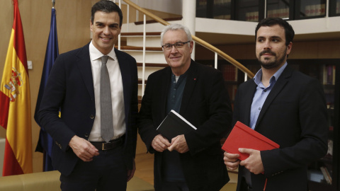 El líder del PSOE y candidato a la Presidencia del Gobierno, Pedro Sánchez, durante la reunión que ha mantenido con los diputados de Izquierda Unida, Cayo Lara y Alberto Garzón. EFE/Kiko Huesca