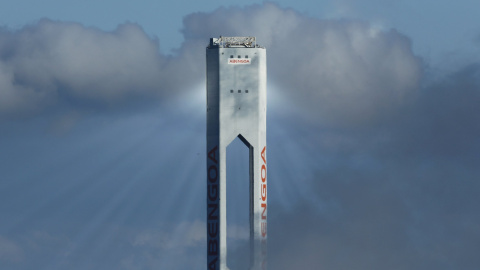 Una de las torres pertenecientes a la planta solar de Abengoa en Solucar, cerca de Sevilla. REUTERS/Marcelo del Pozo