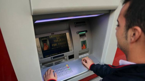 Un vecino opera en el cajero automático del Banco Santander