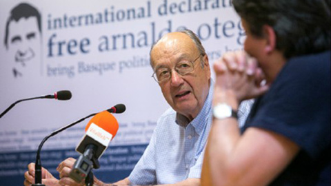 August Gil Matamala junto a Gabriela Serra, en un acto en Barcelona por la libertad de Otegi.