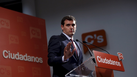 El líder de Ciudadanos, Albert Rivera, gesticula durante la reuda de prensa que ha ofrecido este martes en la sede del partido en Madrid. REUTERS/Susana Vera