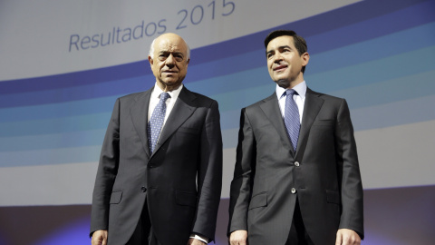 El presidente del BBVA,Francisco Gonzalez ,y el consejero delegado, Carlos Torres Viladura, poco antes de la rueda de prensa par presentar los resultados anuales de la entidad. EFE/Javier Lizón