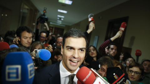 El líder del PSOE, Pedro Sánchez, en los pasillos del Congreso de los Diputados.-REUTERS