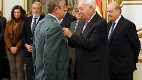 El ministro de Exteriores, José Manuel García-Margallo, y el titular del Interior, Jorge Fernández Díaz, durante el acto de imposición de condecoraciones a miembros de las fuerzas y cuerpos de seguridad del Estado por servicios relevantes e