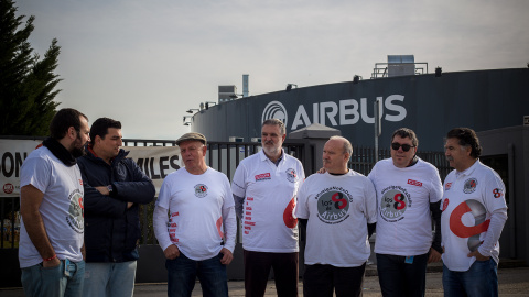 Siete de los acusados conocidos como 'Los Ochos de Airbus', a las puertas de la fábrica, en Getafe.-JAIRO VARGAS