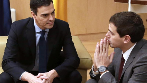 El secretario general del PSOE, Pedro Sánchez, y el presidente de Ciudadanos, Albert Rivera, en un momento de la primera reunión que han mantenido para negociar un posible pacto de investidura. EFE