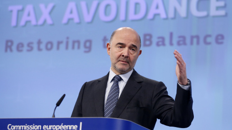 El Comisionado de Asuntos Financieros, Pierre Moscovici, durante una conferencia de prensa en el paquete de la evasión de impuestos en la sede de la Comisión Europea en Bruselas. REUTERS / Francois Lenoir