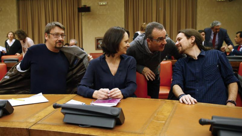 El líder de Podemos, Pablo Iglesias (d), junto a la reponsable de Análisis del partido, Carolina Bescansa (2i), el diputado de la formación por Baleares, Juan Pedro Yllanes (2d), y el portavoz de En Comú Podem, Xavier Doménech (i). /EFE