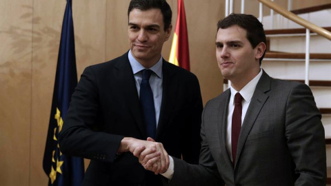 El secretario general del PSOE, Pedro Sánchez, y el presidente de Ciudadanos, Albert Rivera, momentos antes de la reunión que han mantenido hoy en el Congreso, dentro de la ronda de contactos que el líder socialista mantiene con dirigentes 