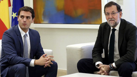 El líder de Ciudadanos, Albert Rivera, y el presidente del Gobierno en funciones, Mariano Rajoy, en una de sus últimas reuniones en Moncloa. Archivo EFE