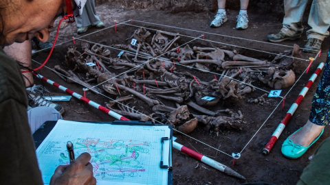 Tareas de exhumación en la fosa de Barcones por los expertos de la sociedad Aranzadi.