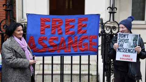 Partidarios de Assange se manifiestan en el exterior de la embajada ecuatoriana en Londres. - EFE