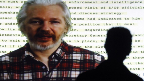 El fundador de Wikileaks, Julian Assange, habla desde la embajada ecuatoriana en Londres en la apertura de un festival de cine sobre derechos humanos realizado en Barcelona en octubre de 2014. - REUTERS