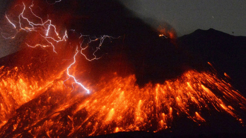 El volcán Sakurajima, en plena erupción. REUTERS/Kyodo