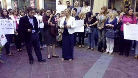 Concentración en Linares La madre de la menor en la concentración junto a su vivienda en Linares (Jaén). Europa Press