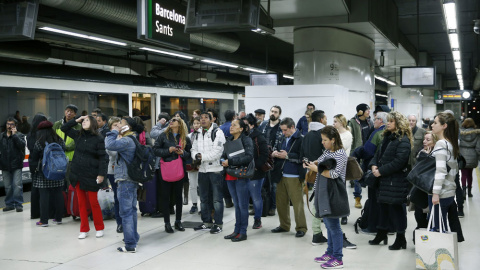 Viajeros afectados por la suspensión del servicio de Cercanías esperan en la estación de Sants. EFE