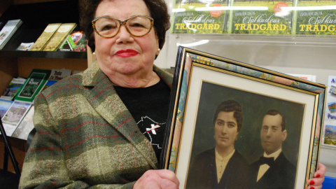 Dolores García con una foto de sus padres