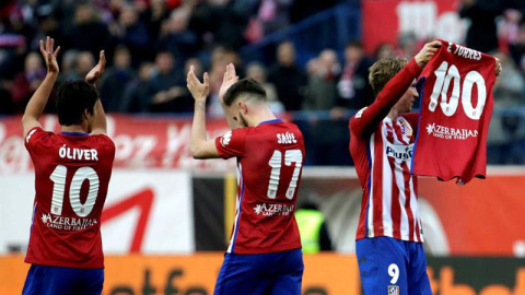 Fernando Torres muestra la camiseta que conmemora su gol 100 con el Atleti. / JAVIER LIZÓN (EFE)