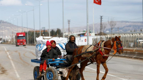 Una familia viaja en un carromato, cerca de la frontera entre Siria y Tuqriía, en la ciudad de Killis.- EFE