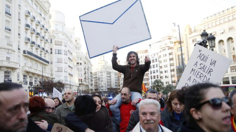 Un joven muestra un gran sobre durante la manifestación contra la corrupción hoy en Valencia, convocada por más de 75 entidades sociales, sindicales, políticas y ONG valencianas. Kai Försterling (EFE)