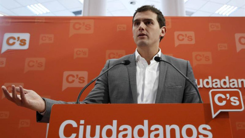 El líder de Ciudadanos (C's), Albert Rivera, durante la rueda de prensa que ha ofrecido hoy tras la Ejecutiva Nacional del partido. EFE/Paco Campos