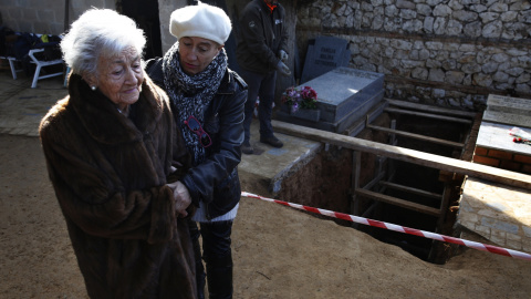 Ascensión Mendieta, la mujer que ha conseguido abrir la fosa de su padre.- REUTERS