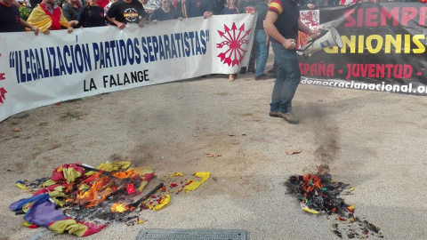 Un grupo de ultraderechistas quema esteladas en Barcelona durante la celebración del 12 de octubre, en 2015.- EFE