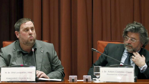 El vicepresidente y conseller de Economía y Hacienda, Oriol Junqueras, junto al presidente de la Comisión de Economía y Hacienda del Parlament, Antoni Castellà (d), durante su comparecencia en dicha comisión en la que ha anunciado que impul