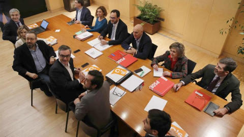 Los equipos negociadores de Ciudadanos y PSOE, en la reunión que han mantenido este lunes en el Congreso. EFE