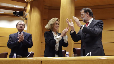 El presidente del Gobierno en funciones y del PP, Mariano Rajoy, acompañado por la presidenta del PP en Castilla-La Mancha, María Dolores de Cospedal, y del presidente del Senado, Pío García-Escudero, al inicio de la reunión del grupo parla