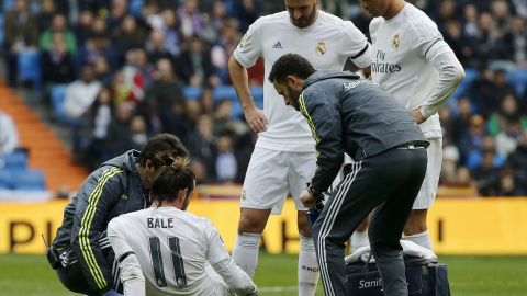 Gareth Bale es atendido por los servicios médicos del Real Madrid contra el Sporting. /REUTERS