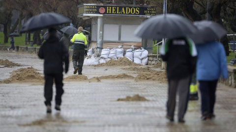 Varias personas caminan esta mañana por el paseo de la playa del Sardinero, afectado por el temporal marítimo de ayer. El Centro de Atención de Emergencias 112 no ha registrado esta noche ninguna incidencia provocada por el temporal en Cant