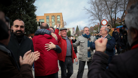 José Alcázar, portavoz de los Ocho de Airbus, emocionado a la salida del juzgado de Getafe.-JAIRO VARGAS