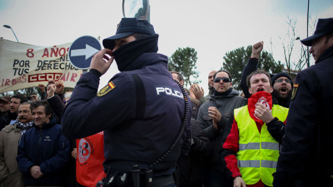 Policia a la salida del juicio a 'Los Ocho de Airbus'. / J.V