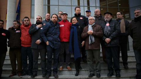 Pablo Iglesias, quinto por la izquierda, y Luz Rodríguez, secretaria de Empleo del PSOE junto a Toxo y Méndez y los acusados. / J.V