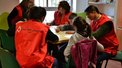 El voluntariado de Cruz Roja Juventud ofrece talleres de refuerzo escolar, merienda y ayudas educativas.