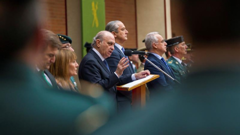 El ministro del Interior, Jorge Fernández Díaz (c), junto al director general de la Guardia Civil, Arsenio Fernández de Mesa (c-d), este lunes en Logroño. EFE/RAQUEL MANZANARES