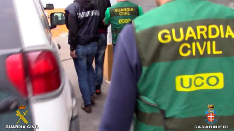 Miembros de la Unidad Central Operativa de la Guardia Civil detienen a un sospechoso de cometer delitos relacionados con la corrupción, en una imagen de archivo. MI