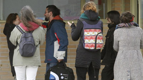 Raúl García Pérez y Alfonso Lázaro de la Torre, los dos titiriteros encarcelados desde el pasado sábado acusados de ensalzar a ETA y Al Qaeda en un espectáculo de carnaval celebrado en Madrid, son recibidos por varias personas a su salida e