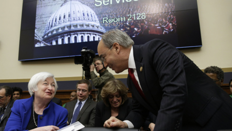 La presidenta de la Reserva Federal, Janet Yellen, con el congresista republicano Bruce Poliquin, antes de su intervención ante el Comité de Servicios Financieros de la Cámara de Representantes del Congreso para presentar su informe semestr