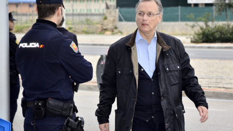 El excontable de Nóos, Marco Antonio Tejeiro, a su llegada esta a la Escuela Balear de la Administración Pública (EBAP), donde se celebra la cuarta jornada del juicio por el caso Nóos. EFE/Atienza