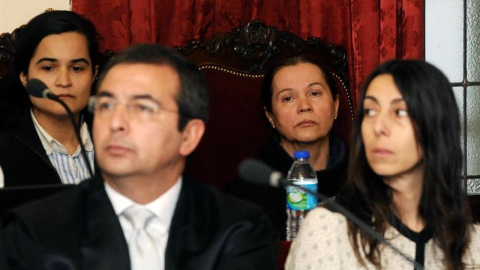 Las tres mujeres acusadas de asesinar a Isabel Carrasco, junto al abogado de una de ellas, durante una nueva jornada del juicio. EFE/J.Casares