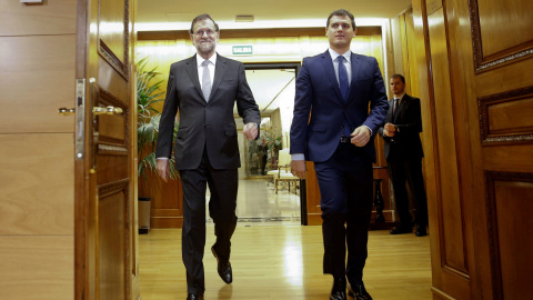 El presidente del Gobierno, Mariano Rajoy, y el líder de Ciudadanos, Albert Rivera, a su llegada a la reunión que han mantenido hoy en el Congreso.- EFE