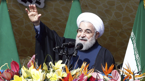 El presidente iraní, Hasán Rohaní, saluda a su llegada a una ceremonia por el 37º aniversario del triunfo de la Revolución Islámica, en la plaza de Azadi (Libertad) en Teherán (Irán). EFE/Abedin Taherkenareh