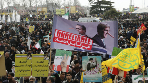 Una multitud de iraníes participan en una ceremonia por el 37º aniversario del triunfo de la Revolución Islámica, en la plaza de Azadi (Libertad) en Teherán (Irán). EFE/Abedin Taherkenareh