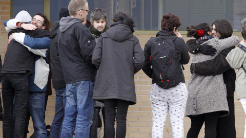 Alfonso Lázaro de la Torre, de 29, uno de los dos titiriteros encarcelados desde el pasado sábado acusados de ensalzar a ETA y Al Qaeda en un espectáculo de carnaval celebrado en Madrid, a su salida de la cárcel de Soto del Real (Madrid).- 