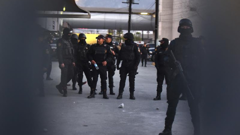 Fuerzas de seguridad vigilan los accesos a la cárcel mexicana de Topo Chico, en Monterrey. / MIGUEL SIERRA (EFE)