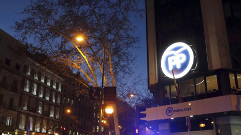 Fachada de la sede del Partido Popular en la calle Genova esta tarde, después de que el juez de la Audiencia Nacional Eloy Velasco haya ordenado cinco registros para investigar posibles pagos del empresario Javier López Madrid al PP madrile